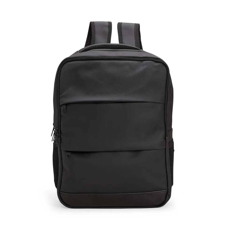 Mochila para notebook de couro sintético personalizada 20 litros na cor preto