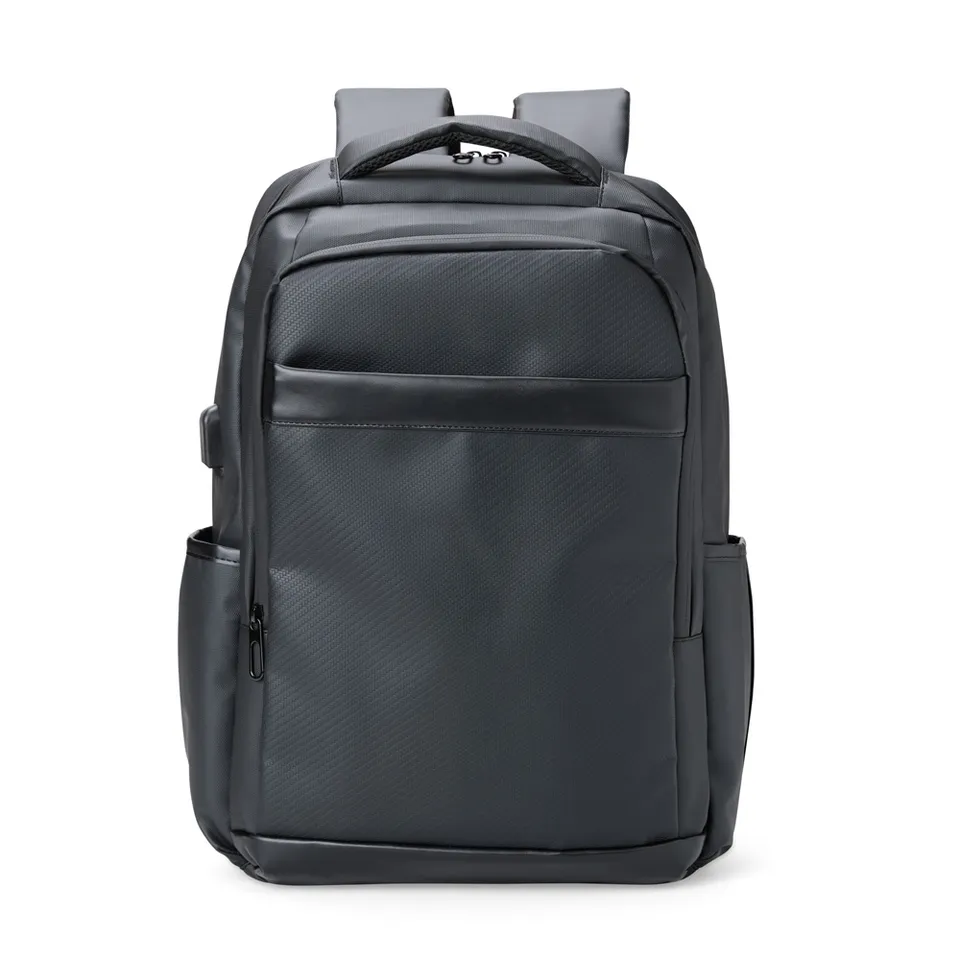 Mochila para notebook de couro sintético personalizada 26 litros com USB na cor preto