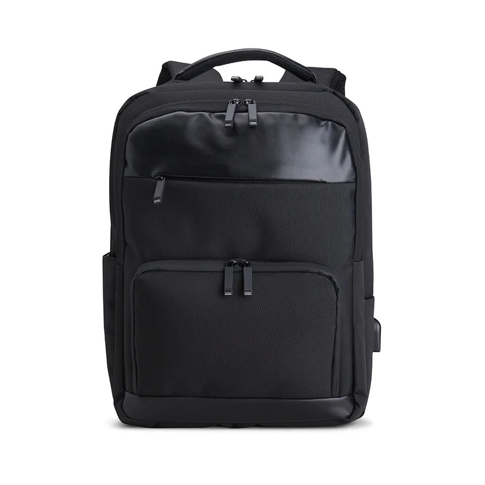 Mochila para notebook de poliéster personalizada 23 litros com USB e bolso lateral na cor preto