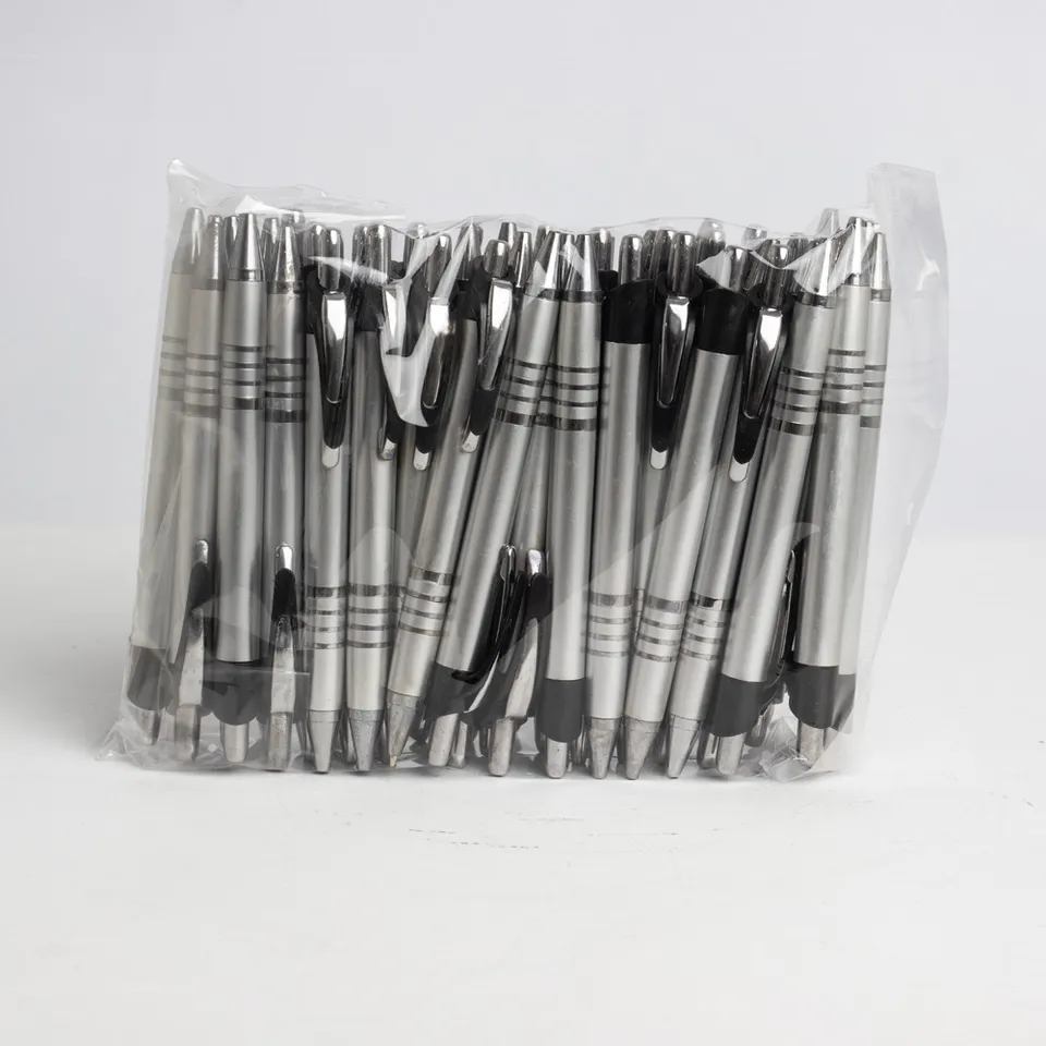 Pacote c/ 50 pçs caneta plástica na cor prata