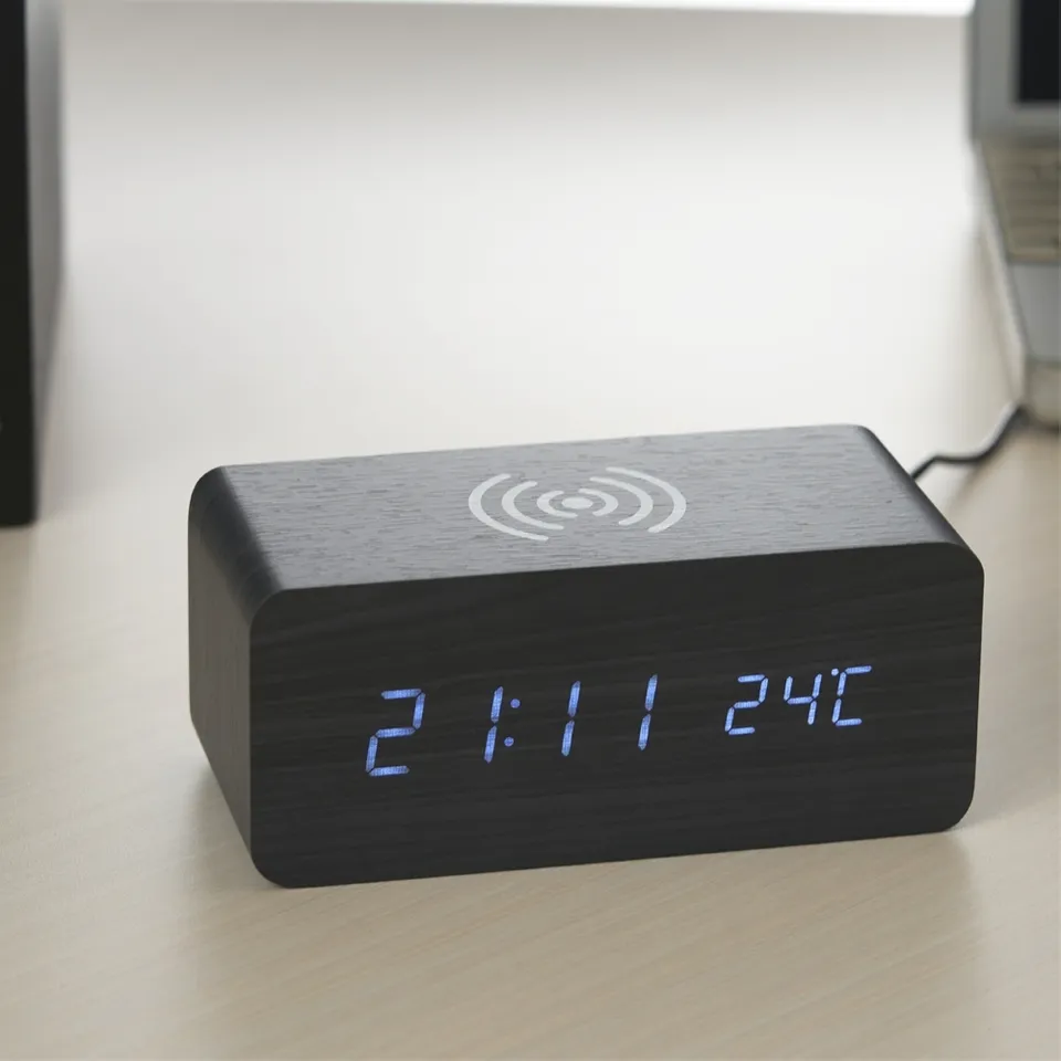 Relógio de mesa de madeira personalizado com por indução na cor preto