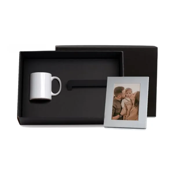KIT CANECA EM CERÂMICA BRANCA E PORTA-RETRATO EM ALUMÍNIO - 2 PÇS